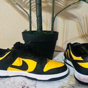Nike Low-Top Sneakers in Black and Yellow